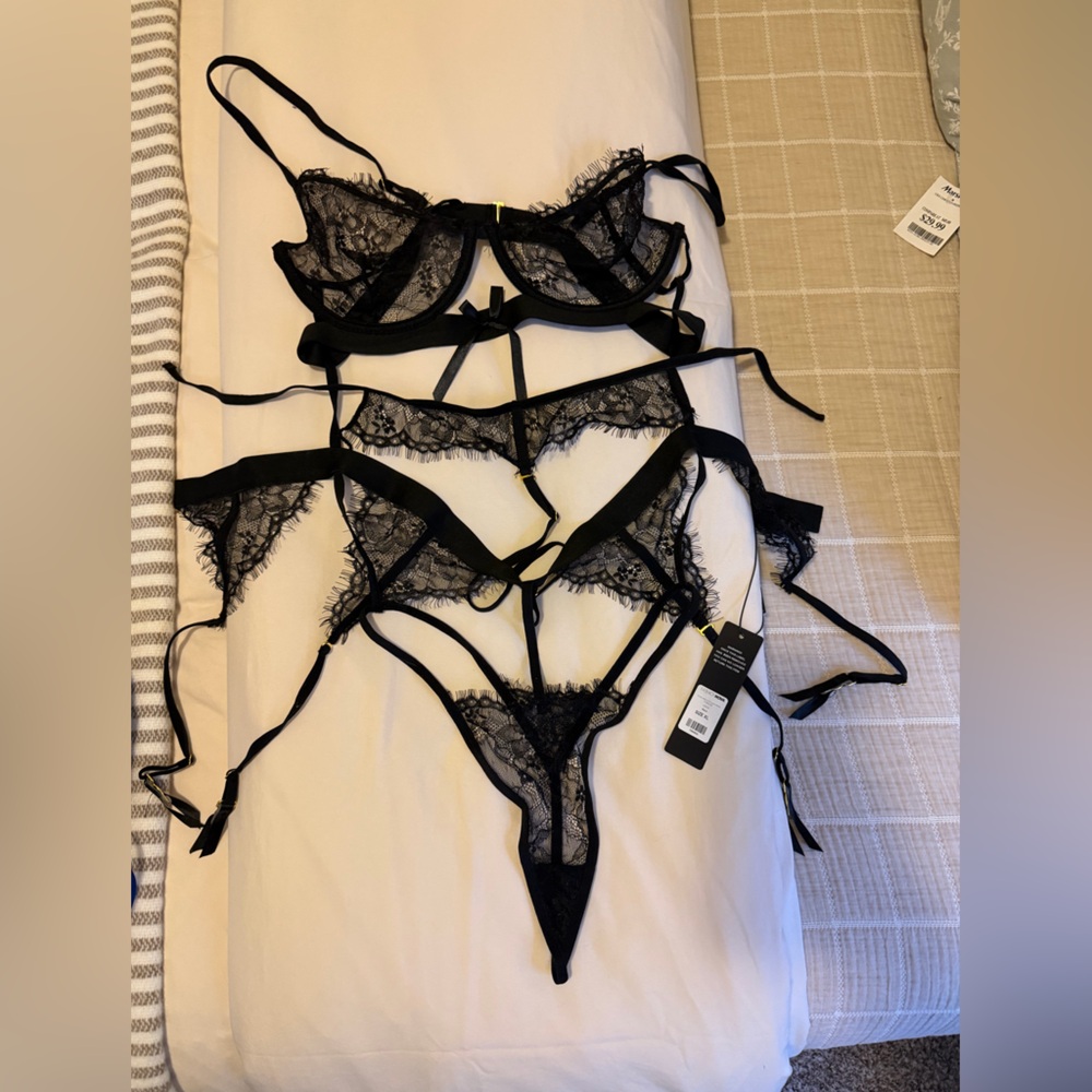 NWT Fashion Nova Worth Meeting For Lace Garter Three Piece Set